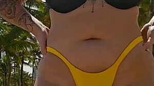 Mesmo sabendo que eu sou casada o cara pediu pra mim PUXAR A CALCINHA de ladinho mostrou FOTO DO PAU e depois me levou pro BANHEIRO QU�MICO e me colocou pra CHUPAR