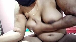 印度光溜骚逼被猛抠高潮！