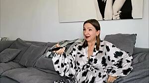 继子撞见继妈猛撸骚逼两人超级震惊