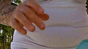 Mesmo sabendo que eu sou casada o cara pediu pra mim PUXAR A CALCINHA de ladinho mostrou FOTO DO PAU e depois me levou pro BANHEIRO QU�MICO e me colocou pra CHUPAR