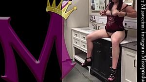 This hermosa blanquita culona is so sexy outdoors.