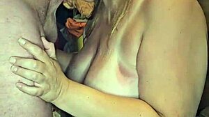 嘿，看这个怀孕熟女吸巨大的鸡巴？