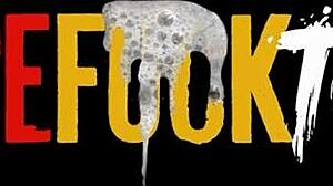 小女孩吞下大鸡巴的深喉动作