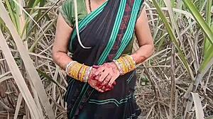 哟，看这个印度乡村女孩在公共场所户外撒尿！