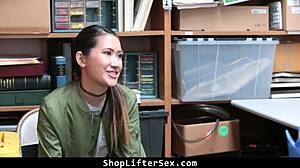 保安威胁在车库没遇到偷窃者抵抗