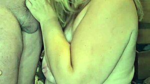 嘿，看这个怀孕熟女吸巨大的鸡巴？