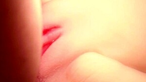 粉嫩光滑骚穴被玩具猛玩哦耶！