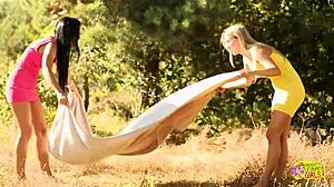 金发和棕发美女分享激烈的户外女同性恋手指