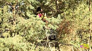 金发和棕发美女分享激烈的户外女同性恋手指