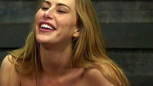 变态金发妹被堵嘴和深喉操在硬核BDSM场景中