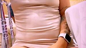 随性妻子在朋友婚礼上公开露点