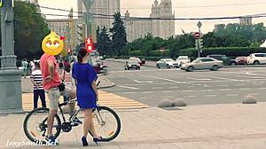 隐藏摄像头捕捉Jeny在公共街道上裸体