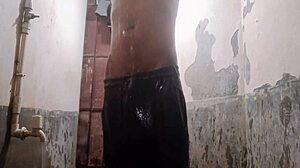 加尔各答小伙浴室独玩大屌，嗨翻天