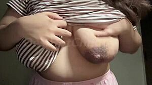 性感印度MILF继母在网络摄像头上挑逗大奶。她的独秀XXX视频近距离展示每个曲线细节！