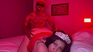 女神X的大屁股在巨大黑人大鸡巴上用力拍打，该死！