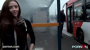 天啊，看瘦Leyla在户外公开露光真兴奋，剃光小穴随便秀！