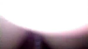 Mi sexy hermanastra dorme na sala, não resisto e rompo seu culo antes de alguém chegar! 😈