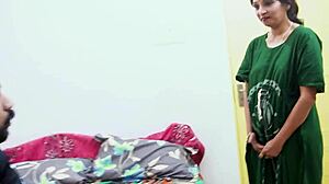 成熟印度熟女女佣用激情性爱诱惑年轻18+主人