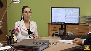 那个卷发棕发妞在打洞口像高手一样吸