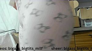 睡衣自慰与大屁股熟女和涂油天然大奶把玩