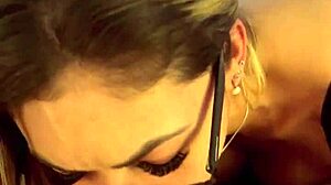 在吞下他的鸡巴前让男人疯狂渴望！