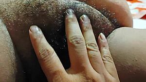 印度主妇让销售员按摩并肏她的大成熟屁股，自制视频