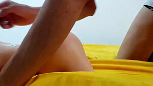 年轻男人操性爱娃娃