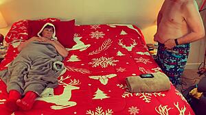 太棒了！奶奶Carmen Claus吸圣诞鸡巴！