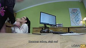 那个卷发棕发妞在打洞口像高手一样吸