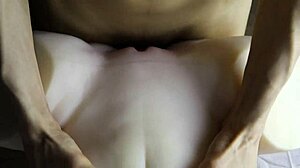 运动型婊子在办公室桌子上被猛插