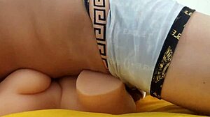 年轻男人操性爱娃娃