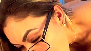 在吞下他的鸡巴前让男人疯狂渴望！