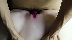 运动型婊子在办公室桌子上被猛插