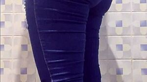 丰满成熟在公共厕所摇屁股被抓