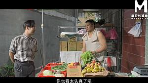 大屁股晒黑纹身美女向色狼展示逼和屁股 😍