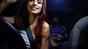 safada pega homem se masturbando no banco de trás