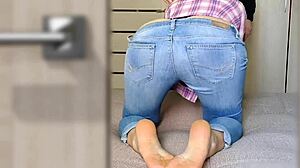 Wrinkled Feet Of Brunette Milfs In Homemade Doggy Style Barefoot Blowjob!