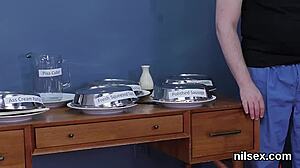 肮脏亚洲女孩在热气腾腾的色情JAV片中