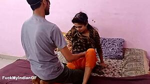 印度性感苗条女友被男友诱惑在大学后饥渴口交