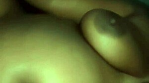 丰满熟女吞吃粗壮肌肉鸡巴，大阴道激烈动作