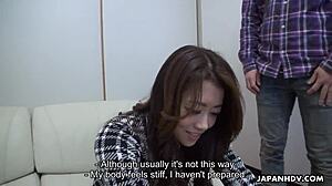 日本女人真穗穂子在车里给猛烈手交骑鸡巴呻吟到高潮，无码。成熟棕发现实感强烈！