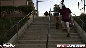 金发牛仔女孩肖娜·莱尼激烈而深入地骑乘