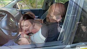 她在户外需要出租车司机帮忙骑乘