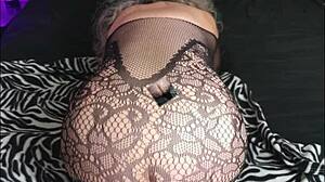 Kity Hudson抓着毛毛和性感天然奶子玩假阳具