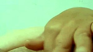 哥伦比亚人妻黄瓜插穴厨房玩食