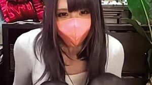 美丽日本人妖戴口罩在直播上肛交和可爱人妖自慰