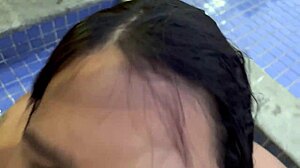 a primeira vez da novinha maria bbw chupando pau gordo na piscina com deepthroat e tits naturais