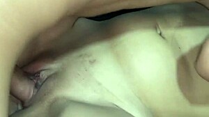 le ordeño sus enormes tetas a esa rica puta y me corro dentro de su coño