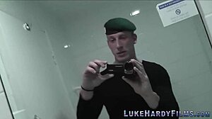 金发英国妹子加入团体吸吮和操色情明星，欧洲风格