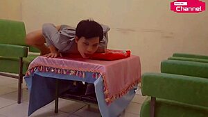 饥渴中国少女18+作为模特在印尼色情明星面部场景中手指香蕉